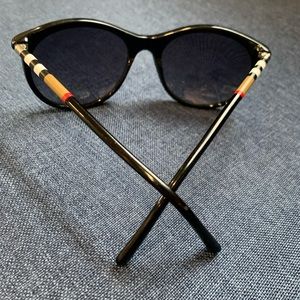 Burberry sunglasses, guc